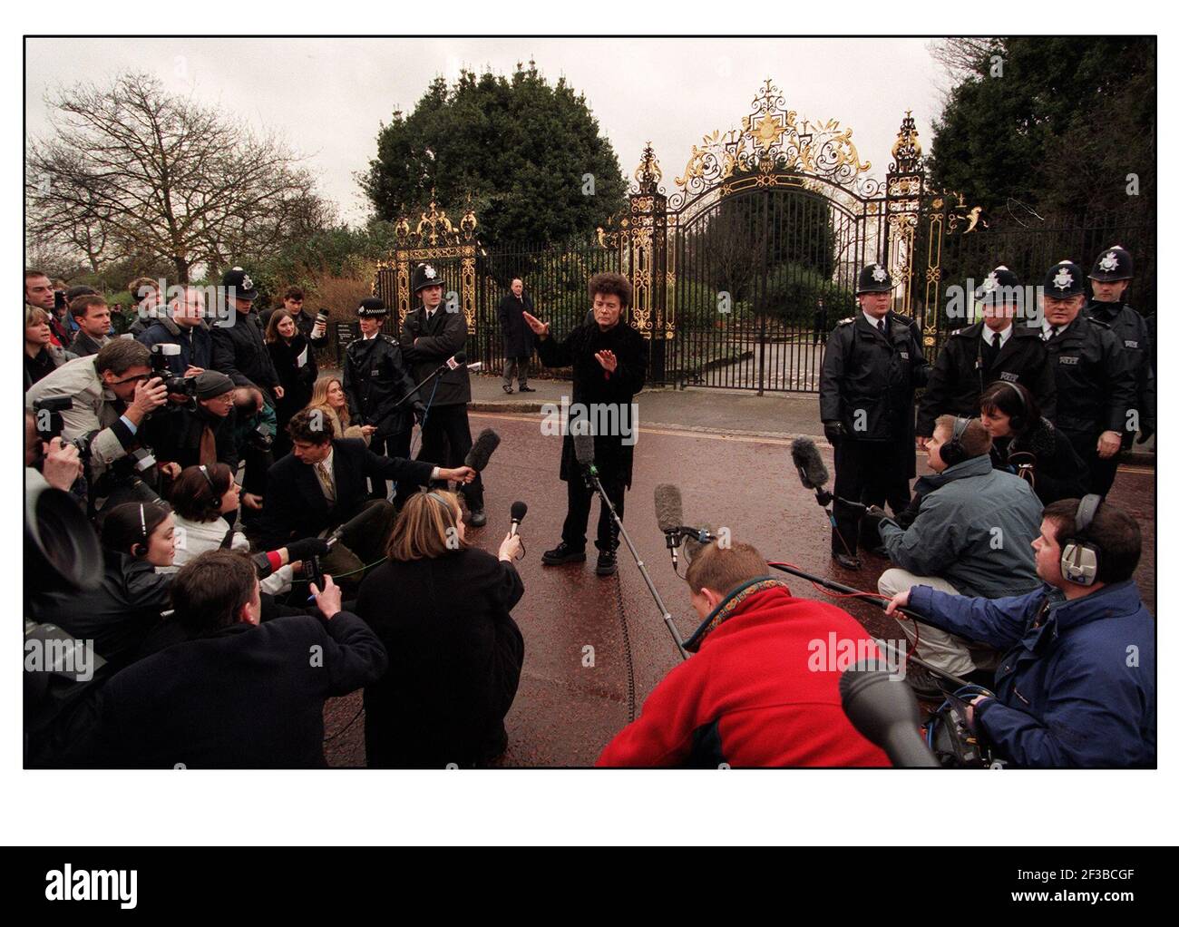 GARY GLITTER PAUL GADD JANUAR 2000 IN REGENTS PARK BEI DER PRESSEKONFERENZ NACH DEM VERLASSEN DES GEFÄNGNISSES. Stockfoto