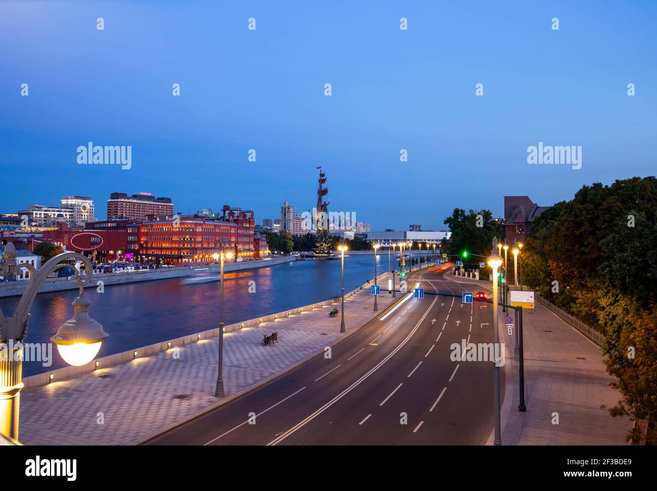 Pretschistenskaya Böschung und Moskwa Fluss (in der Nacht), Moskau, Russland Stockfoto