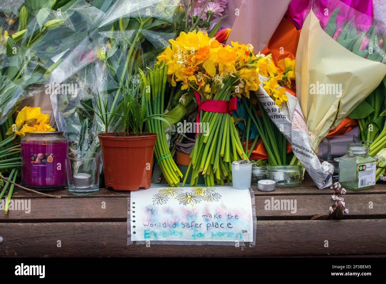 London, Großbritannien. März 2021, 16th. Tribute an Sarah Everard im Clapham Common Bandstand. Kredit: JOHNNY ARMSTEAD/Alamy Live Nachrichten Stockfoto