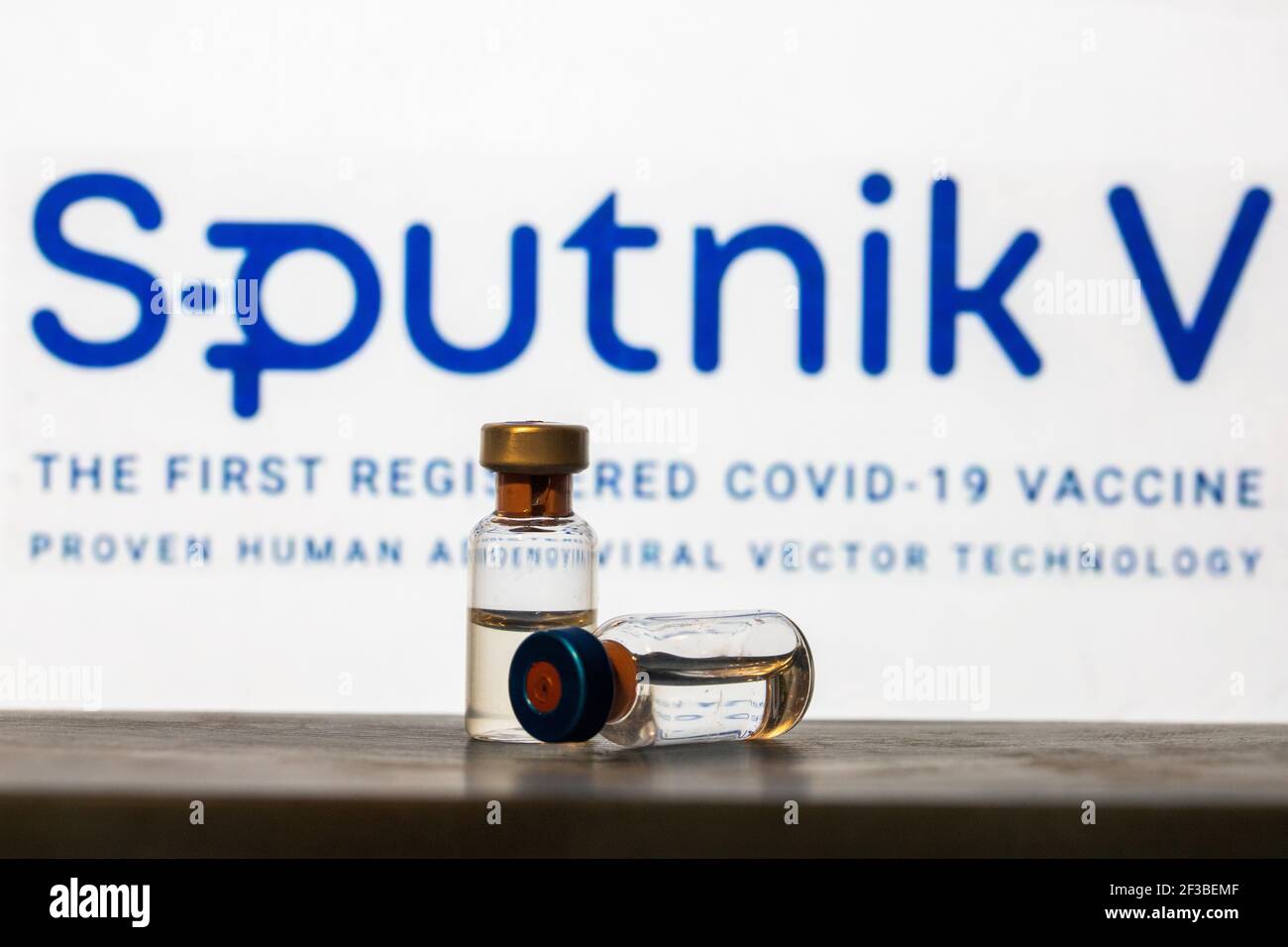 CLUJ-NAPOCA -RUMÄNIEN - MÄRZ 9 2021: Sputnik Impfstoff Covid-19 Konzept. Spritzennadel und Impfstoff, verschwommenes Firmenlogo Sputnik V auf dem Hintergrund. Stockfoto