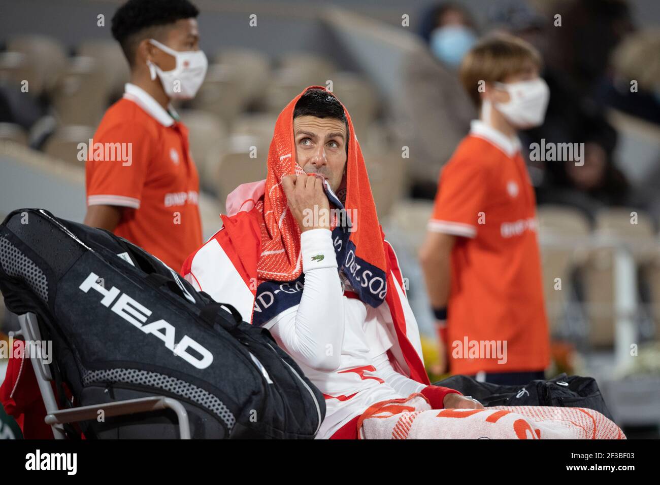 Serbischer Tennisspieler Novak Djokovic (SRB) sitzt während einer Regenunterbrechung auf seinem Stuhl French Open 2020, Paris, Frankreich, Europa. Stockfoto