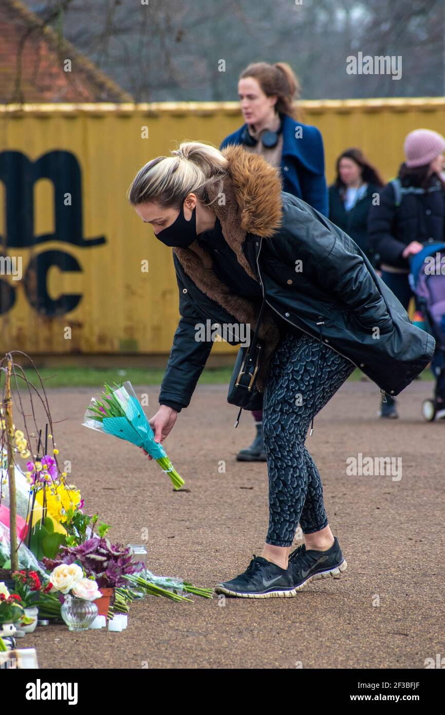 London, Großbritannien. März 2021, 16th. Tribute an Sarah Everard im Clapham Common Bandstand. Kredit: JOHNNY ARMSTEAD/Alamy Live Nachrichten Stockfoto