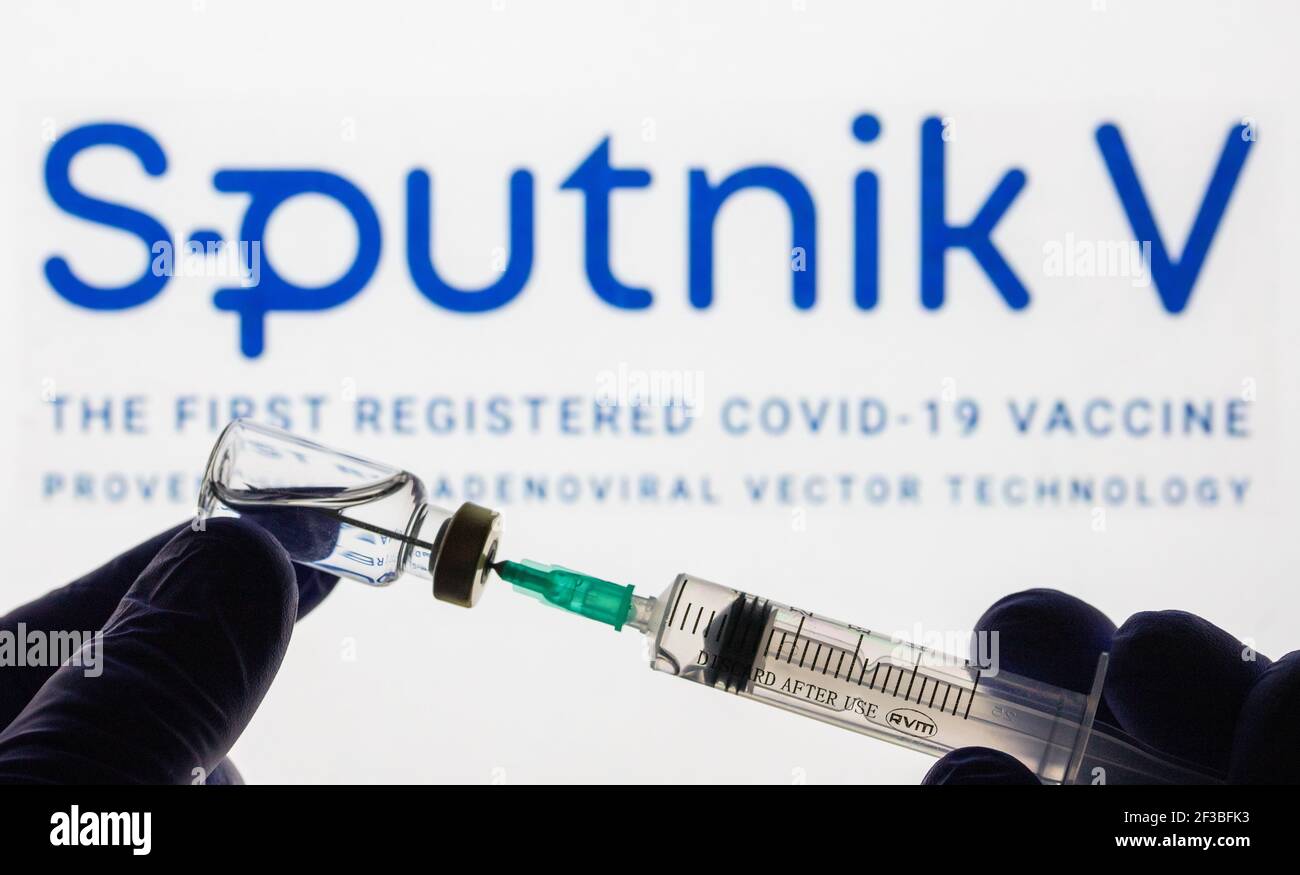 CLUJ-NAPOCA -RUMÄNIEN - MÄRZ 9 2021: Sputnik Impfstoff Covid-19 Konzept. Spritzennadel und Impfstoff, verschwommenes Firmenlogo Sputnik V auf dem Hintergrund. Stockfoto