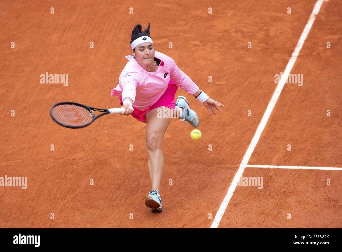 Tunesischer Tennisspieler ons Jabeur spielt einen Vorhand-Schuss während der French Open 2020, Paris, Frankreich, Europa. Stockfoto