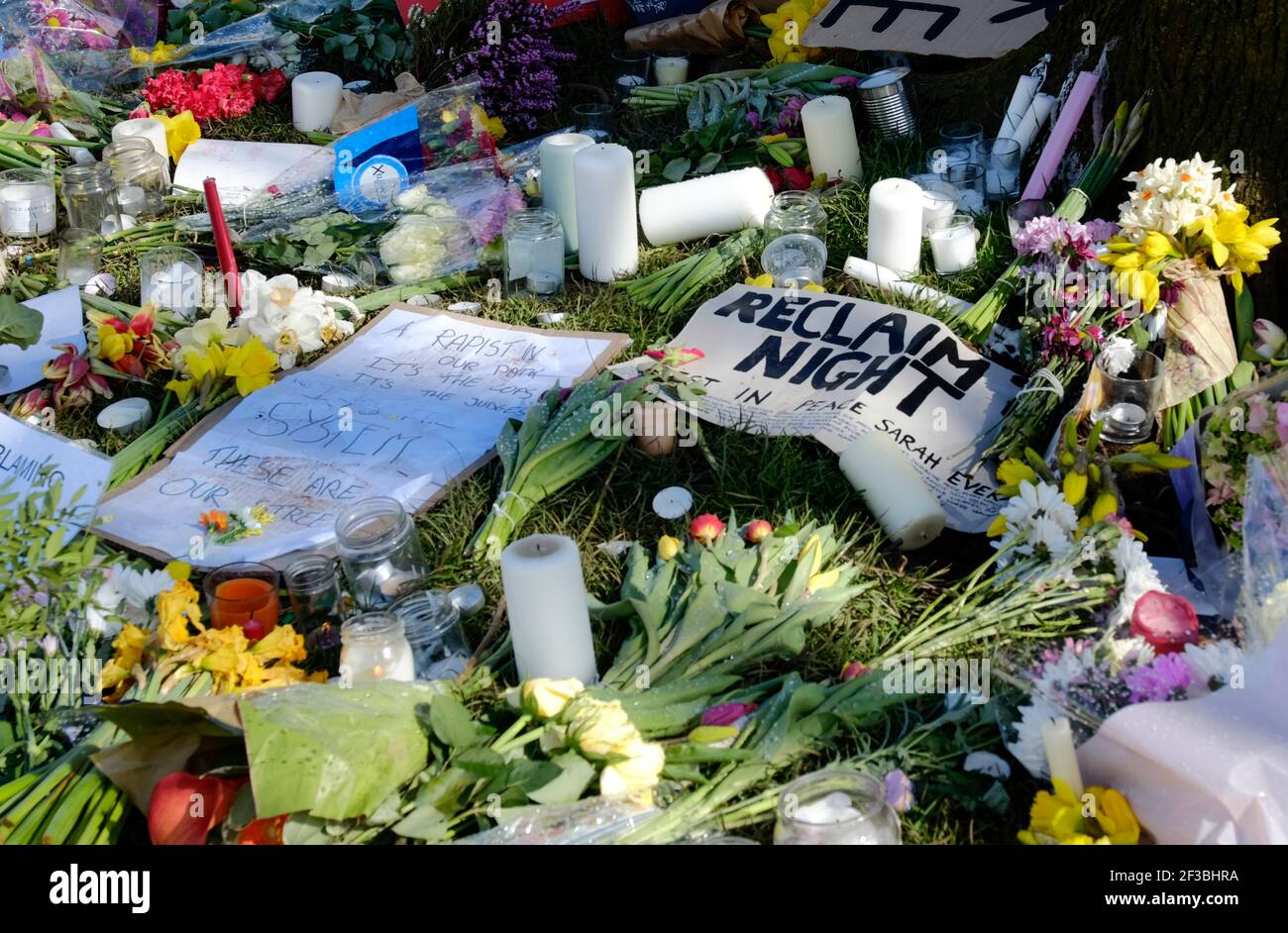 College Green, Bristol, Großbritannien. März 2021, 16th. Blumen Tribute während der Rückforderung der Straßen Mahnwache für Sarah Everard, die in Clapham starb gelegt. Lokale Frauen hatten trotz der Sperrregeln eine Mahnwache abgehalten. Kredit: JMF Nachrichten/Alamy Live Nachrichten Stockfoto