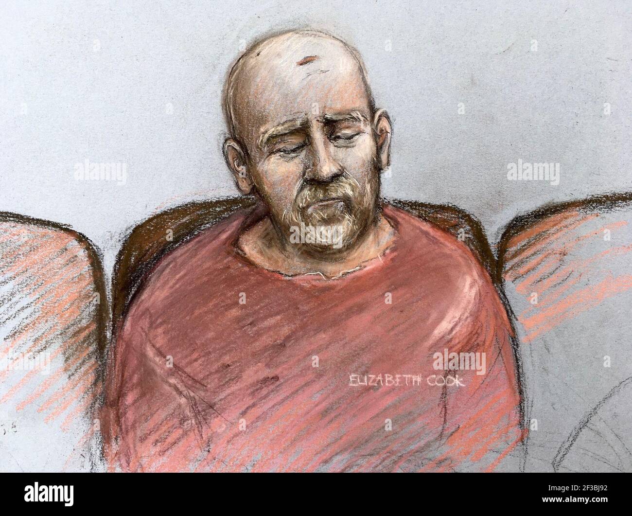 Court Künstler Skizze von Elizabeth Cook von Dienst Polizei-Stall Wayne Couzens, seinen ersten Auftritt im Old Bailey durch Video-Link aus Belmarsh Top-Sicherheitsgefängnis in Süd-London, wo er für den Mord und die Entführung von Sarah Everard angeklagt. Bilddatum: Dienstag, 16. März 2021. Der Polizist soll im Herbst wegen der Entführung und Ermordung von Sarah Everard vor Gericht gehen. PC Wayne Couzens, 48, wird beschuldigt, die 33-jährige Marketing-Managerin am Abend des 3. März aus einer friendÕs-Wohnung in Clapham, Süd-London, nach Hause zu gehen. Stockfoto