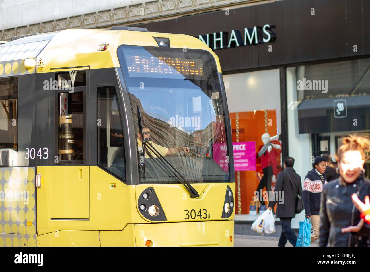 Manchester England - 13,10.2013: Menschen Schlange für Straßenbahnen in Manchester City Centre Stockfoto