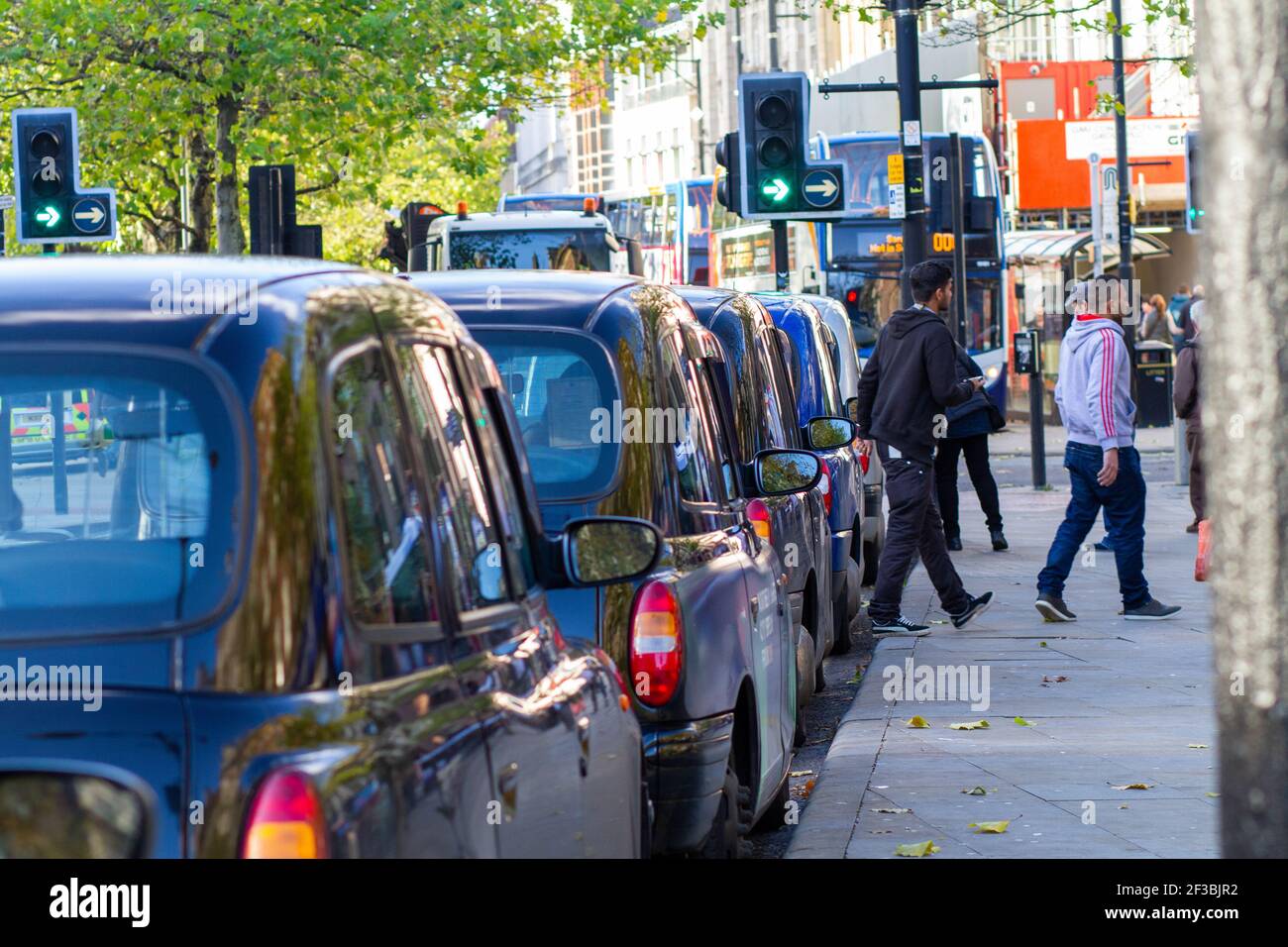 Manchester England - 13,10.2013: Reihe von schwarzen Taxis warten auf Kunden Stockfoto