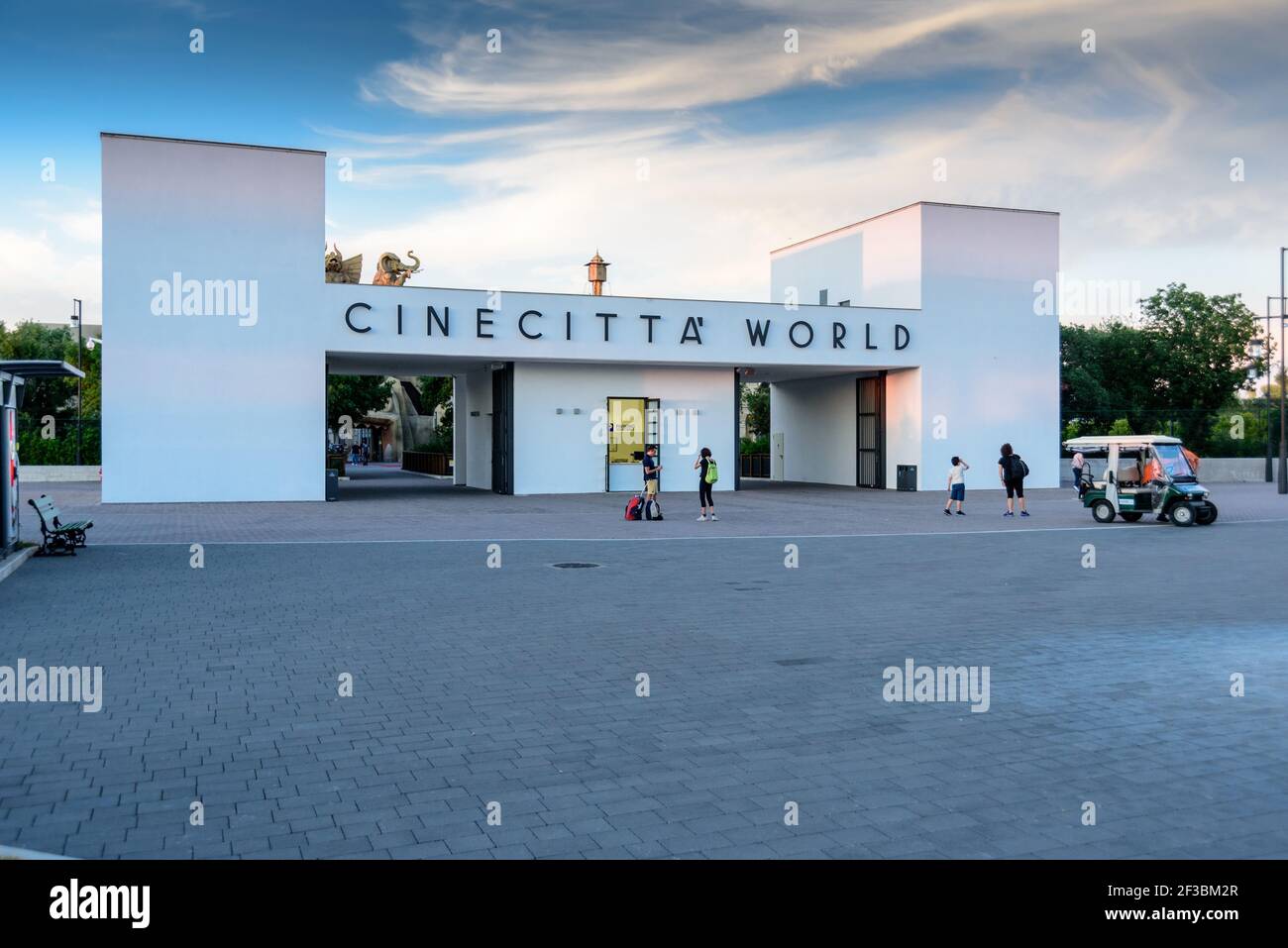 Cinecittà Welt, Eintrag, Touristen, Spielplatz, Rom, Latium, Italien, Europa Stockfoto