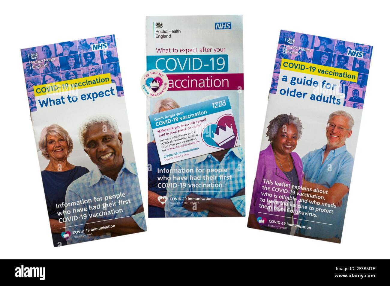 Covid-19 Impfinformationsblätter von NHS & Impfpass, was Sie nach Ihrer Covid-19 Impfung erwarten können, ein Leitfaden für ältere Erwachsene Stockfoto