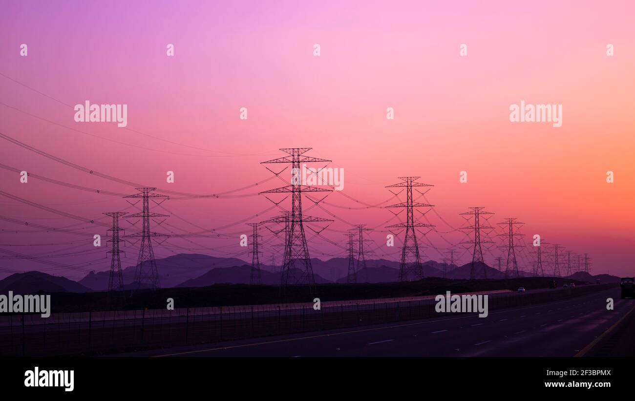 Hochspannungs-Strommasten Turm - Kraftwerk - verteilen elektrische Energie , Sonnenuntergang Stockfoto