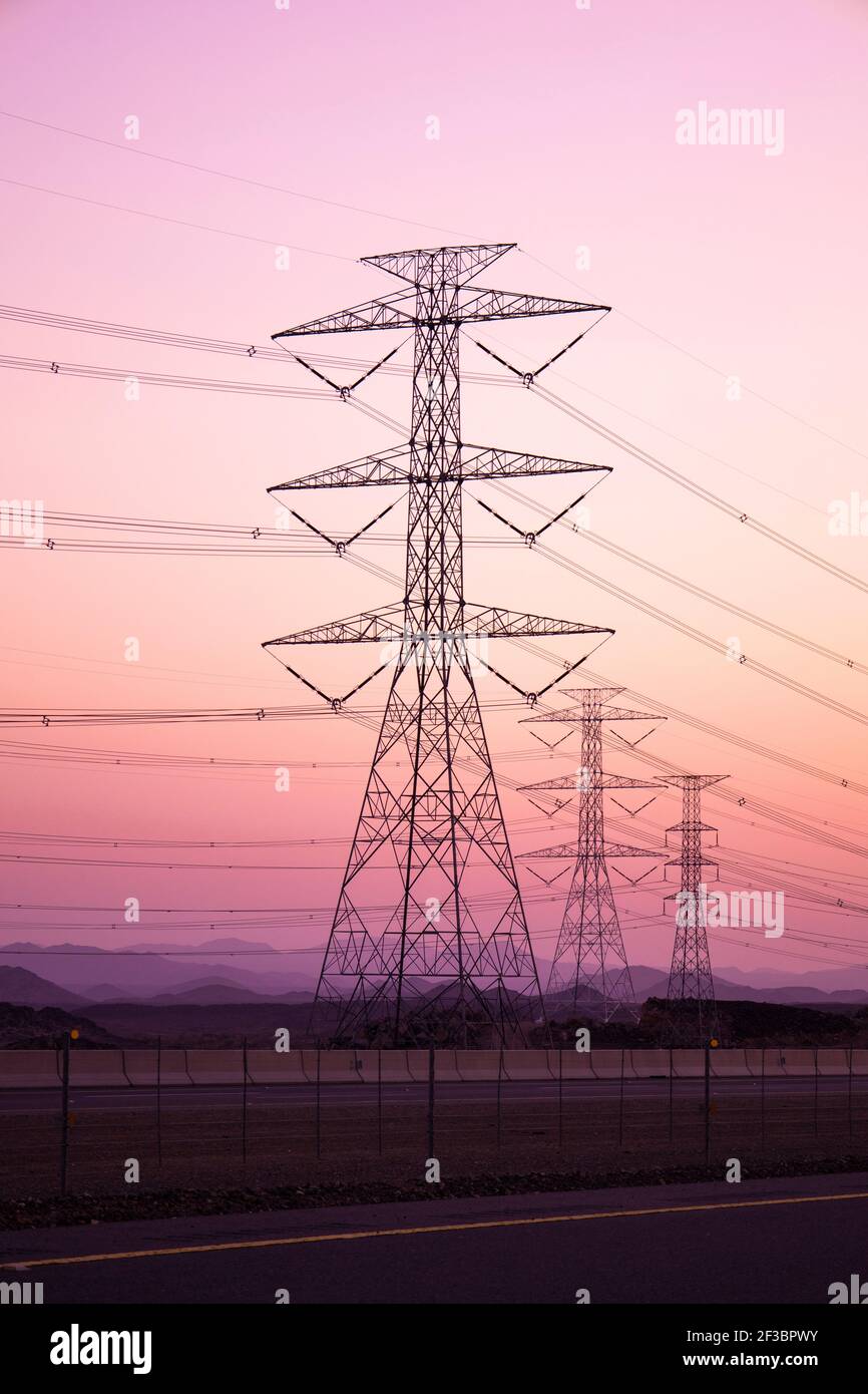 Hochspannungs-Strommasten Turm - Kraftwerk - verteilen elektrische Energie , Sonnenuntergang Stockfoto