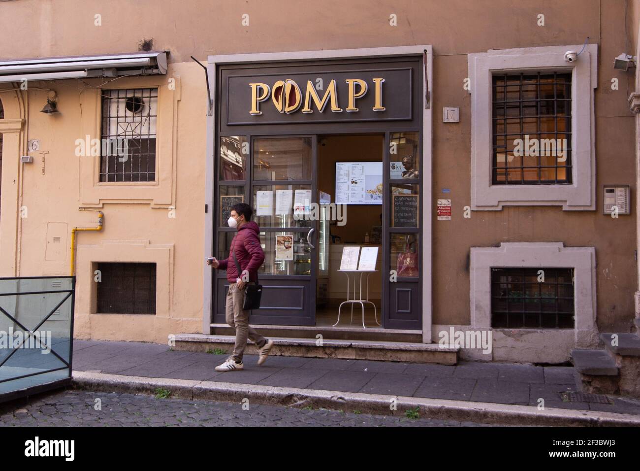 Rom, Italien. März 2021, 15th. Konditorei Pompi in der Nähe des Trevi-Brunnens am ersten Tag mit den Beschränkungen der roten Zone für den Kampf gegen die Covid-19-Pandemie in Rom, Italien, am 15. März 2021. (Foto: Matteo Nardone/Pacific Press/Sipa USA) Quelle: SIPA USA/Alamy Live News Stockfoto