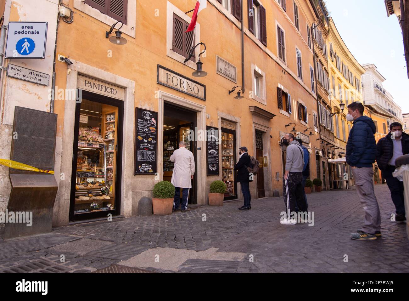 Rom, Italien. März 2021, 15th. Menschenschnur vor einem Bäcker in der Nähe des Trevi-Brunnens am ersten Tag mit den Einschränkungen der roten Zone für den Kampf gegen die Covid-19-Pandemie in Rom, Italien, am 15. März 2021. (Foto: Matteo Nardone/Pacific Press/Sipa USA) Quelle: SIPA USA/Alamy Live News Stockfoto