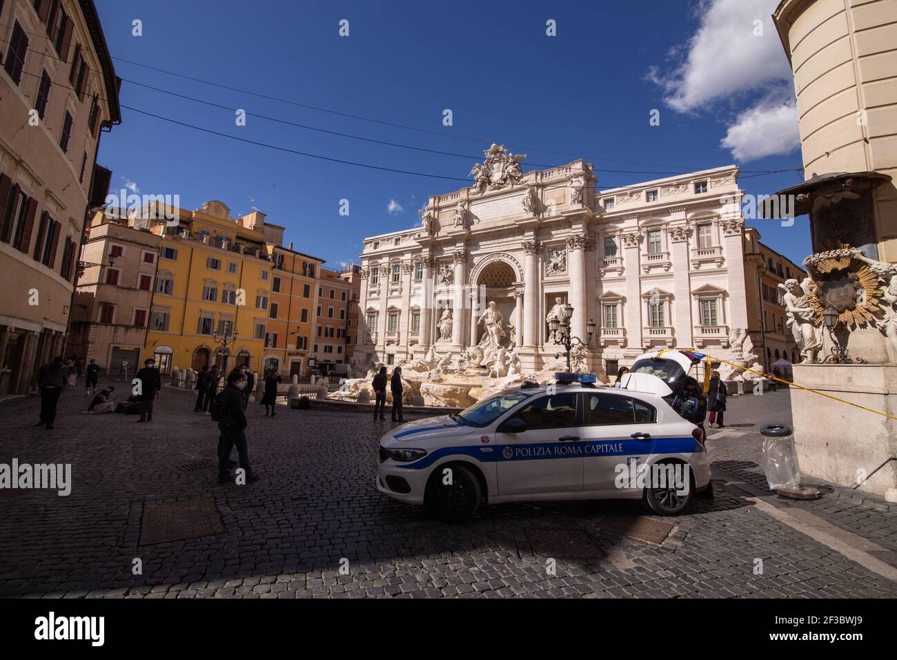 Rom, Italien. März 2021, 15th. Blick auf den Trevi-Brunnen am ersten Tag mit den Einschränkungen der roten Zone zur Bekämpfung der Covid-19-Pandemie in Rom, Italien am 15. März 2021. (Foto: Matteo Nardone/Pacific Press/Sipa USA) Quelle: SIPA USA/Alamy Live News Stockfoto