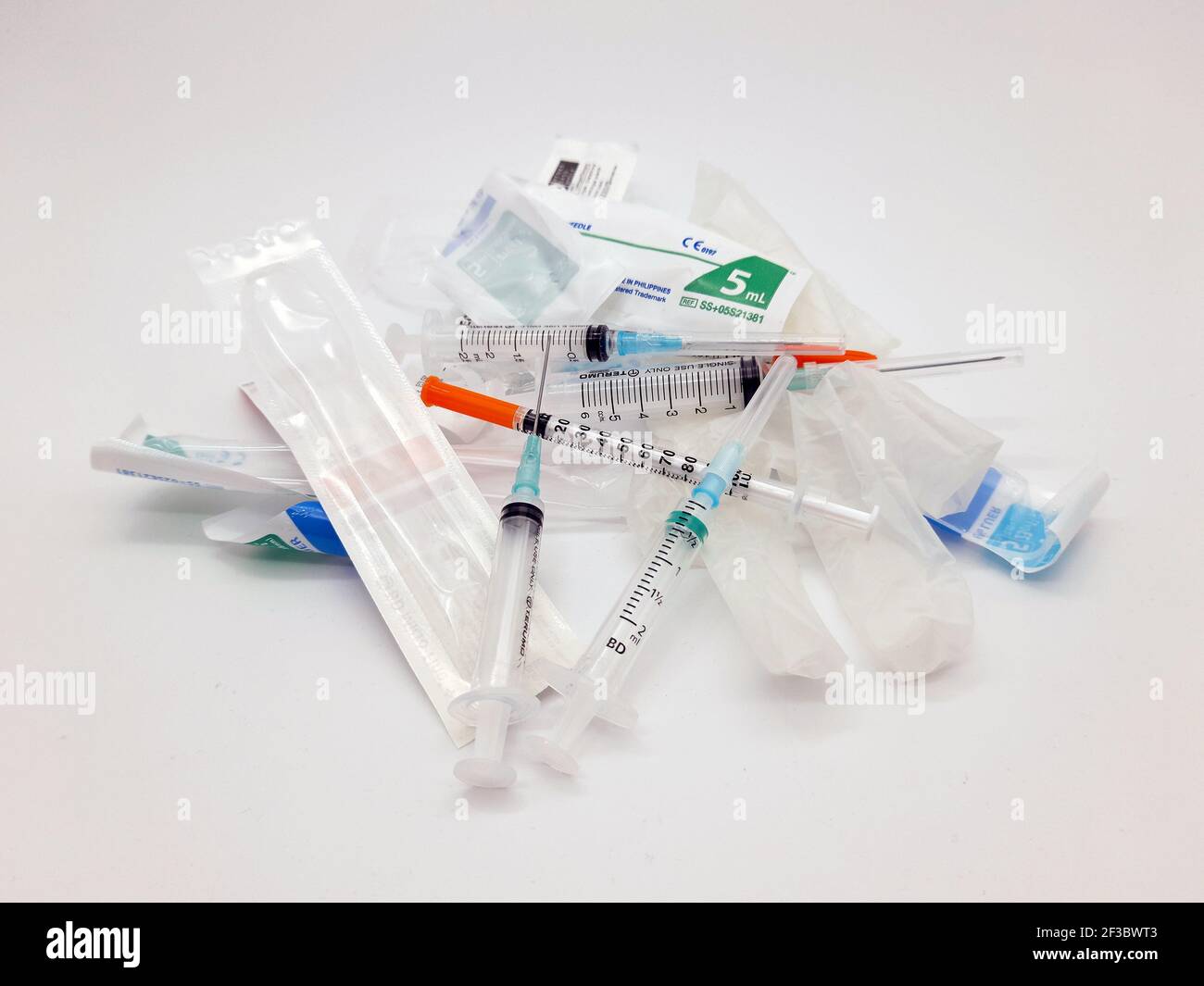 Stockholm, Schweden - 19. Januar 2021: Die Menge der medizinischen Abfälle während der Covid-19-Pandemie ist gestiegen. Weggeworfene Spritzen, Verpackungen und Verpackungen Stockfoto