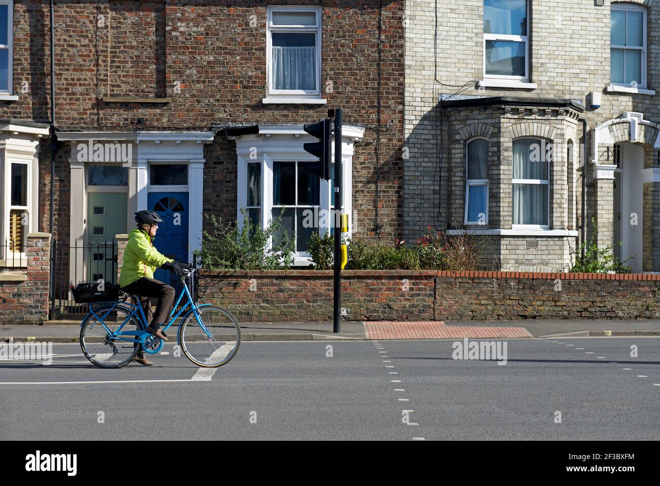 Radfahrer an der Kreuzung, Bishopthorpe Road, York, North Yorkshire, England Großbritannien Stockfoto