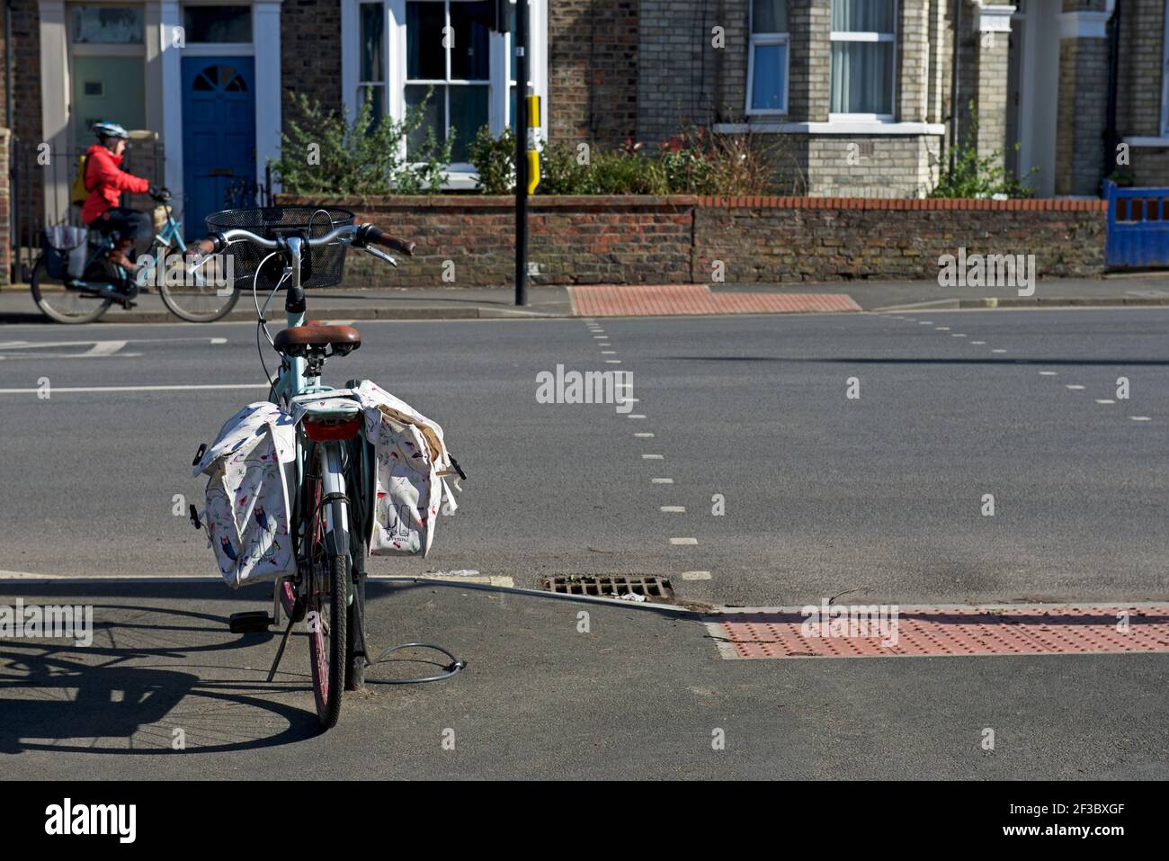 Radfahrer an der Kreuzung, Bishopthorpe Road, York, North Yorkshire, England Großbritannien Stockfoto