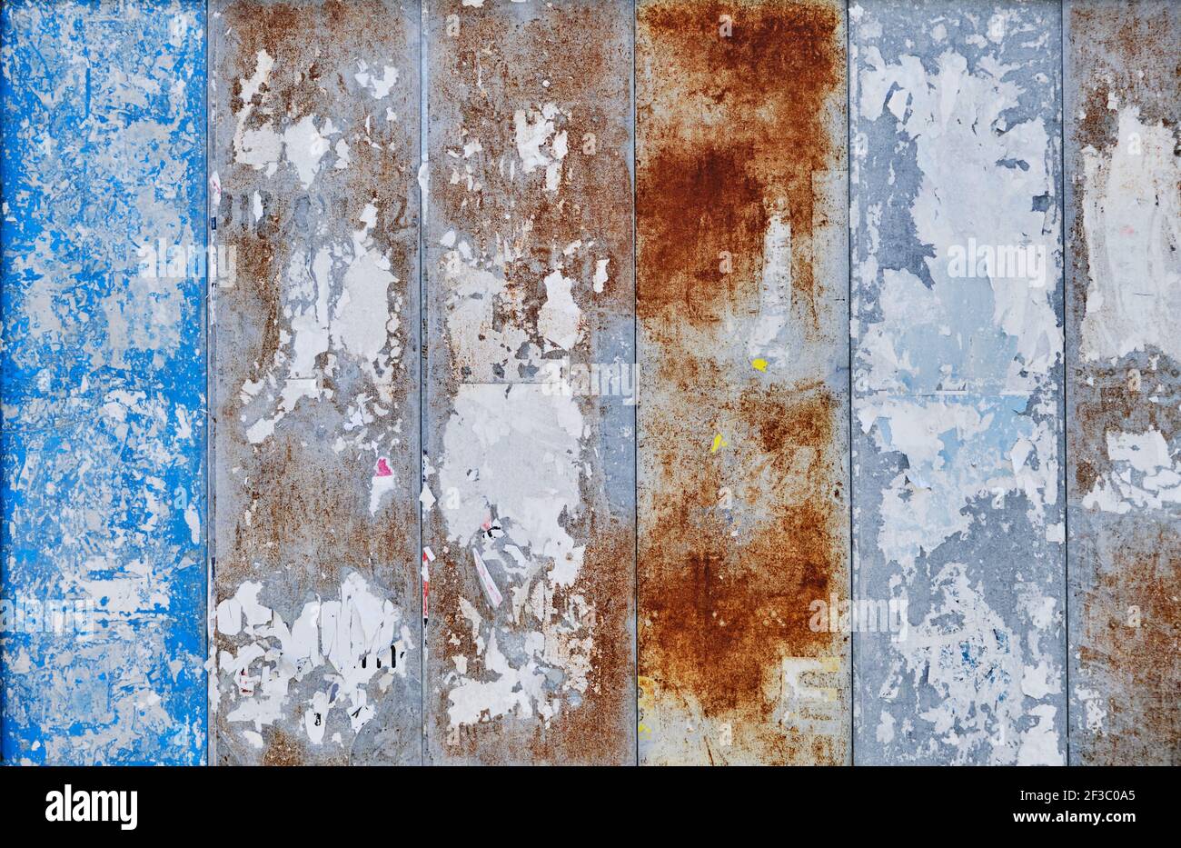 Alte Pinnwand mit Plakatrusten, grunge Hintergrund oder Textur Stockfoto