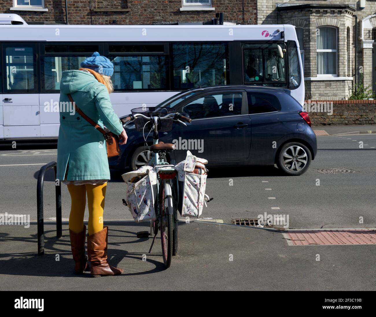 Verkehr an der Kreuzung, Bishopthorpe Road, York, North Yorkshire, England Großbritannien Stockfoto