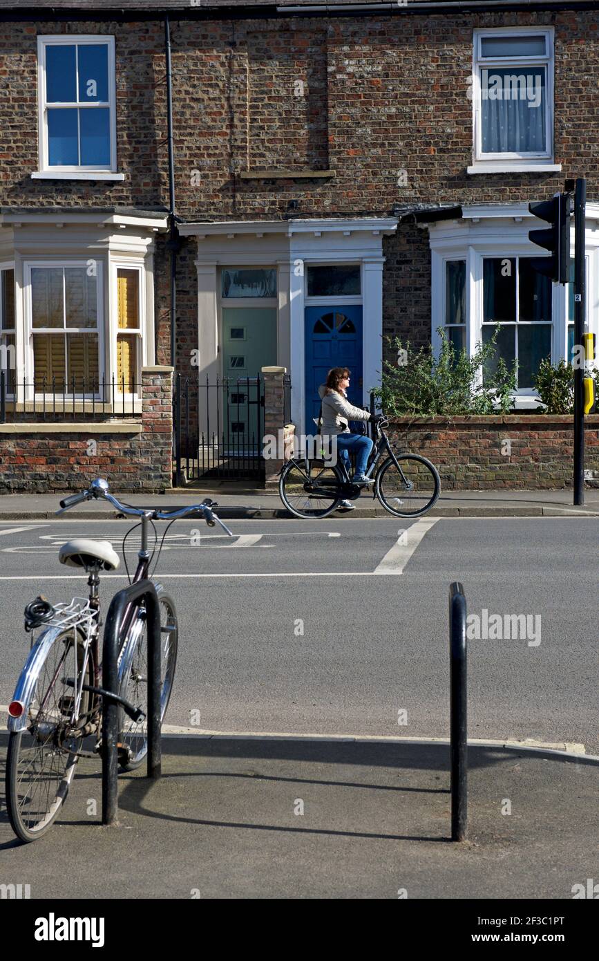 Radfahrer an der Kreuzung, Bishopthorpe Road, York, North Yorkshire, England Großbritannien Stockfoto