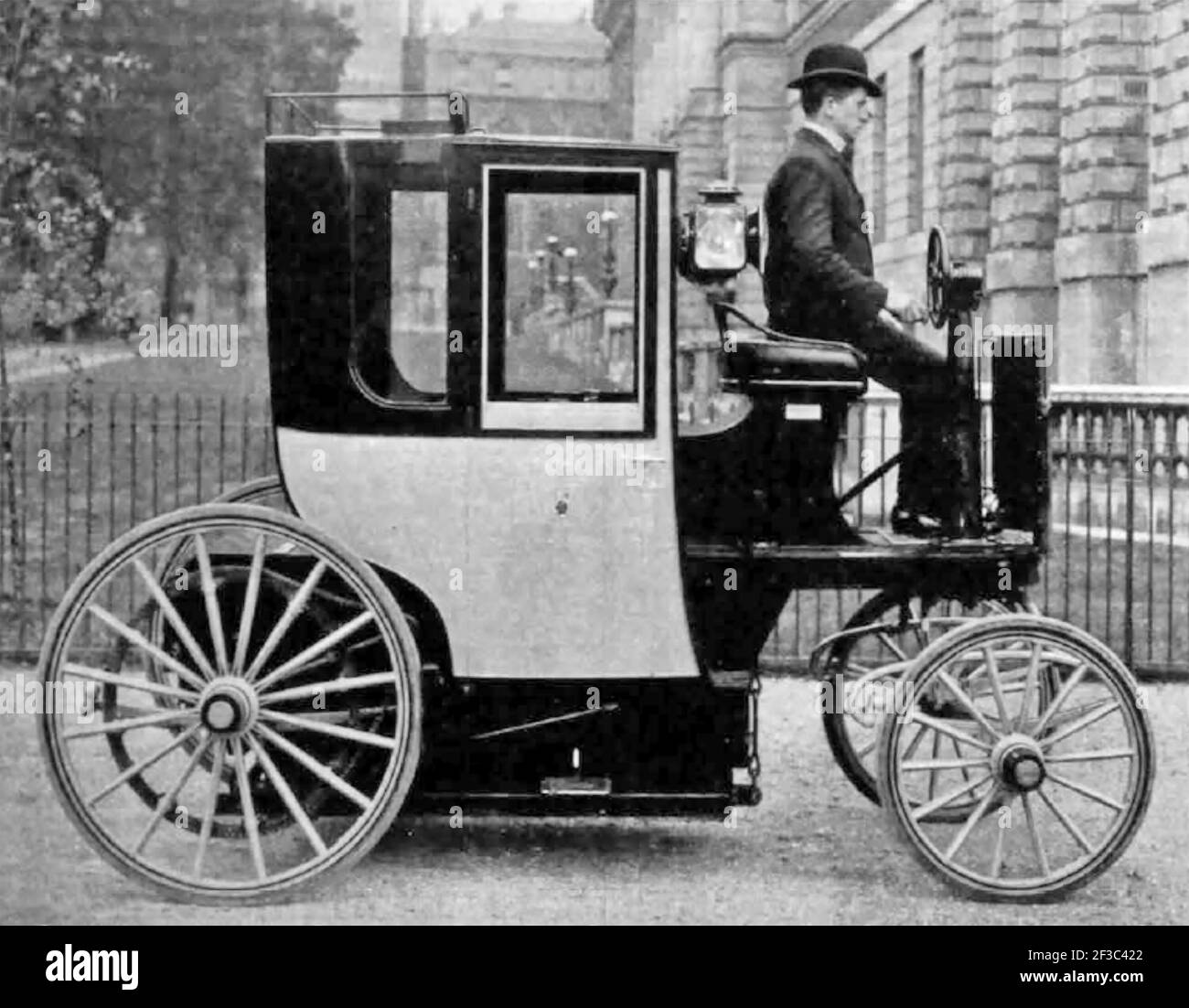 ELEKTROMOTOR CAB CA. 1897. Entworfen von Walter Charles Bersey war es eines von etwa 75 betrieben von der London Electrical Cab Company. Der Spitzname der Kolibris wegen des Lärms, den sie machten, die Strecke war etwa 30-35 Meilen. Die Farbe war schwarz und gelb. Stockfoto