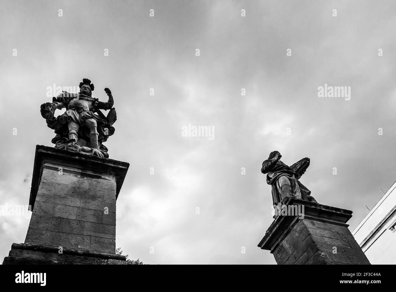 Eine einfarbige Aufnahme von schönen Barockskulpturen in der Provinz Ragusa, Italien Stockfoto