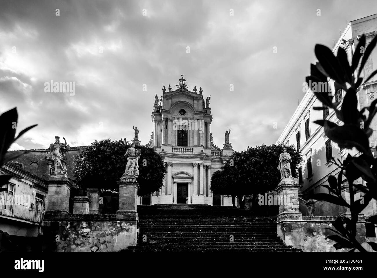 Ein faszinierender Blick auf die Kirche San Giovanni mit barocken Skulpturen in der Provinz Ragusa, Italien Stockfoto