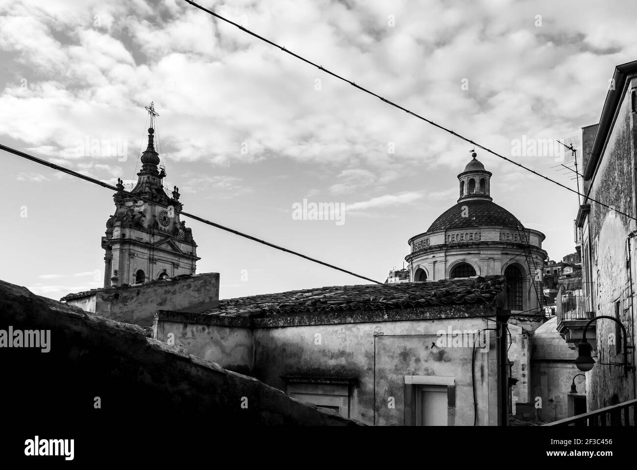 Eine schöne monochrome Ansicht der Kuppel von San Giorgio Maggiore, Ragusa, Italien Stockfoto