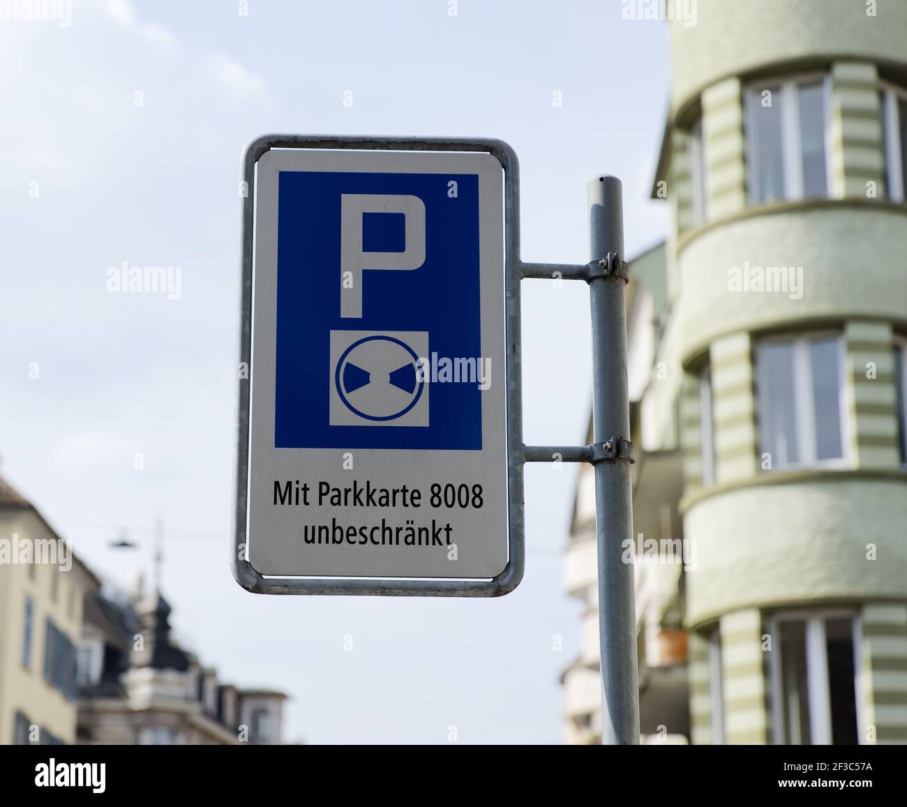 Verkehrsschild, deutsche Übersetzung: Blaue Zone, Parken nur mit Parkscheibe  erlaubt, mit Parkkarte 8008 unbegrenztes Parken erlaubt Stockfotografie -  Alamy