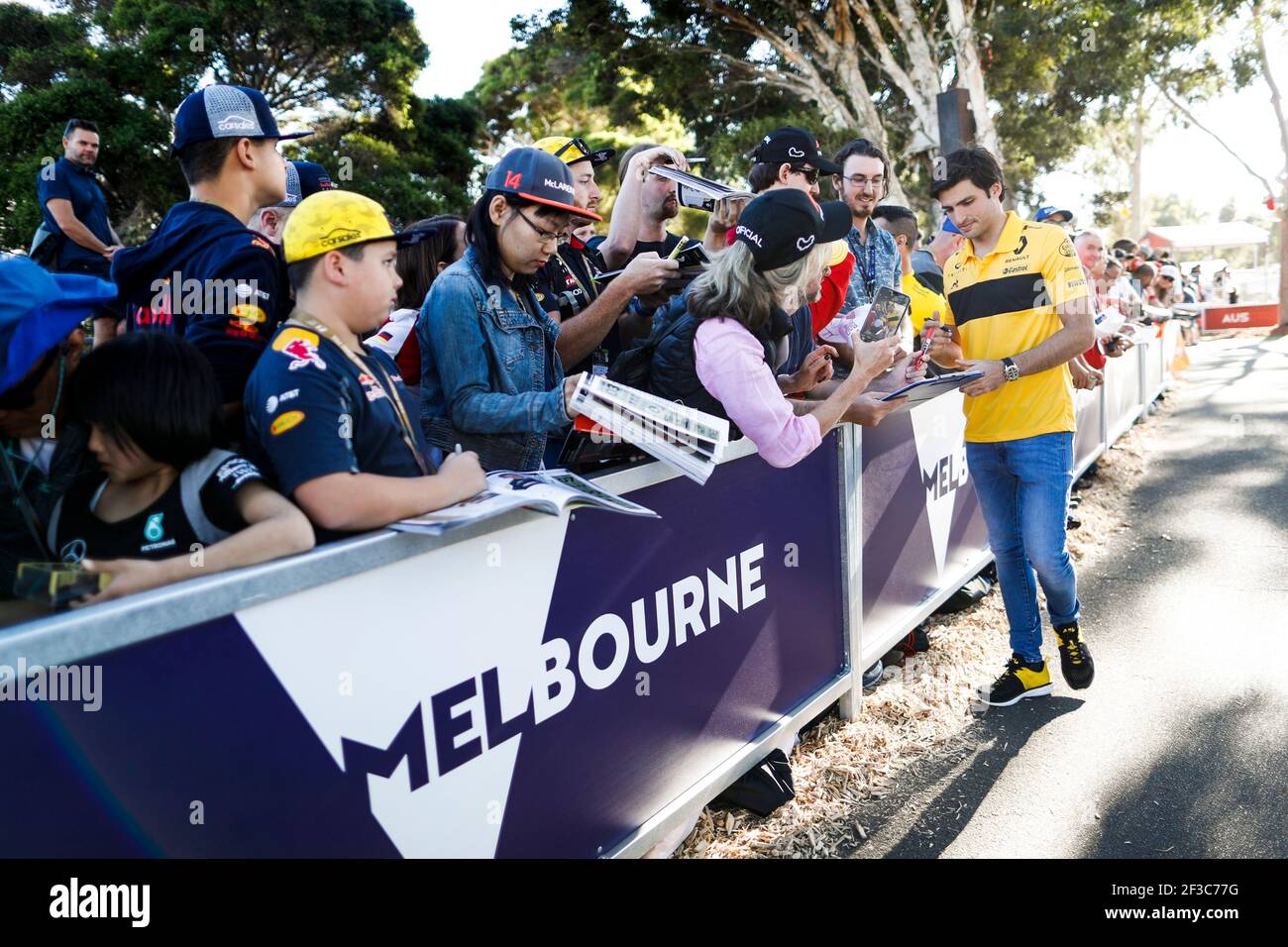 SAINZ Carlos (SPA), Renault Sport F1 Team RS18, Portrait Autogramme mit Fans während der Formel 1 Meisterschaft 2018 in Melbourne, Australian Grand Prix, vom 22. Bis 25. März - Foto Florent Gooden / DPPI Stockfoto