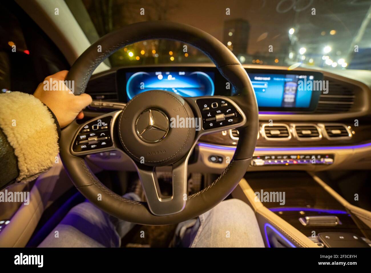 Moskau, Russland - 24. Dezember 2019: Die männliche Hand hält das Lenkrad  eines modernen Premium-SUV Mercedes GLS-Klasse. Nachtshooting. Fahrer  Stockfotografie - Alamy