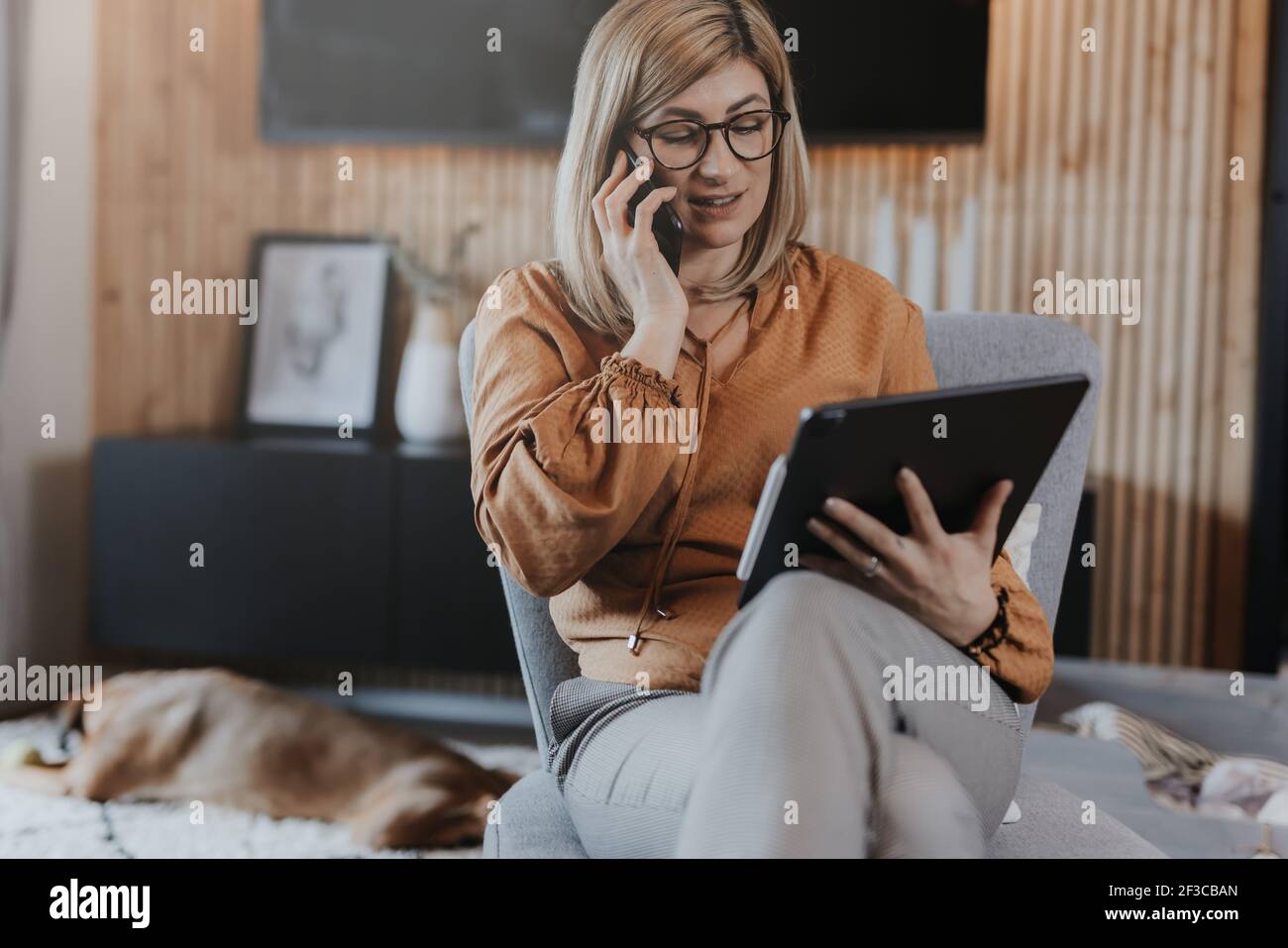Geschäftsfrau, die zu Hause arbeitet und ihr Geschäft zu Hause leitet Office während Coronavirus oder Covid-19 Quarantäne Stockfoto