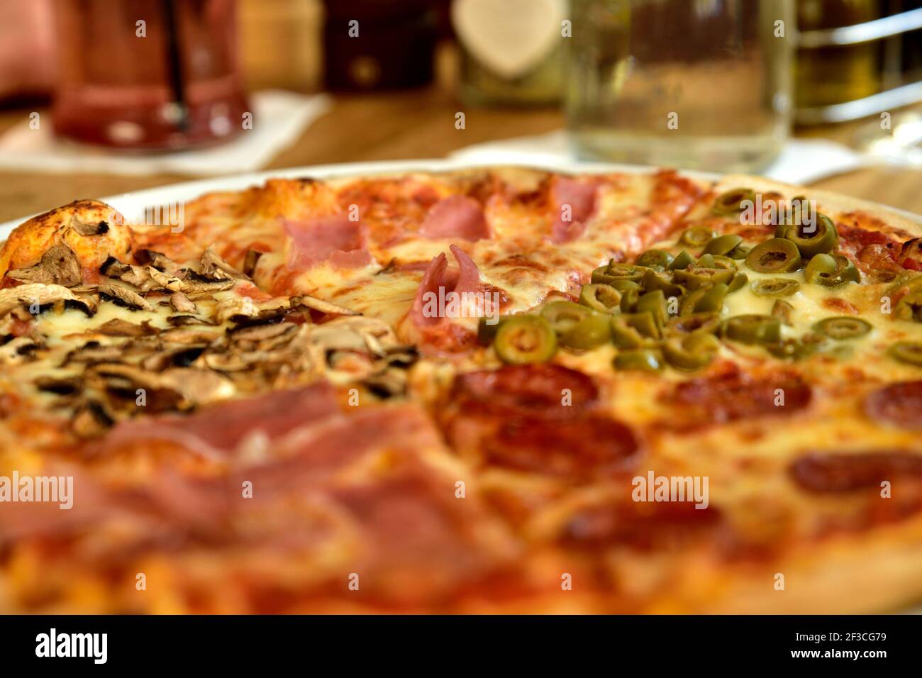 Restaurant Essen mit frischen Zutaten - Pizza mit mehr Zutaten Stockfoto