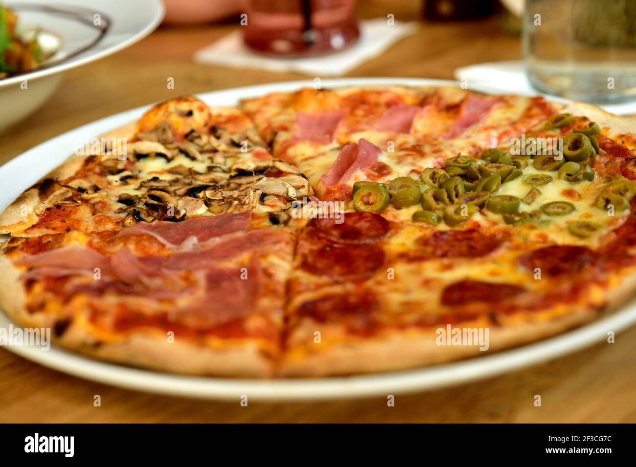 Restaurant Essen mit frischen Zutaten - Pizza mit mehr Zutaten Stockfoto