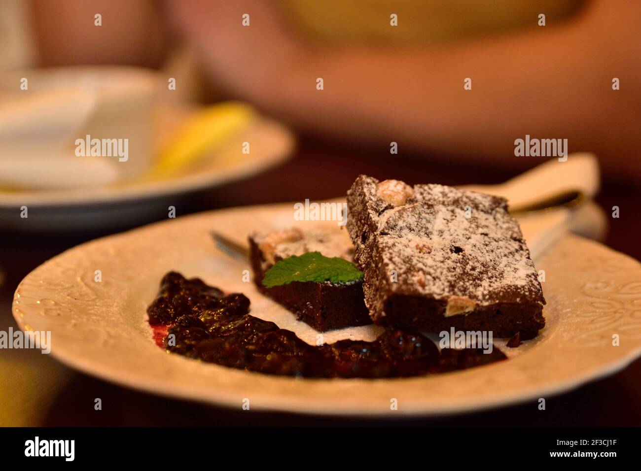 Restaurant Essen mit frischen Zutaten - Schokoladenkuchen mit Obst Soße Stockfoto