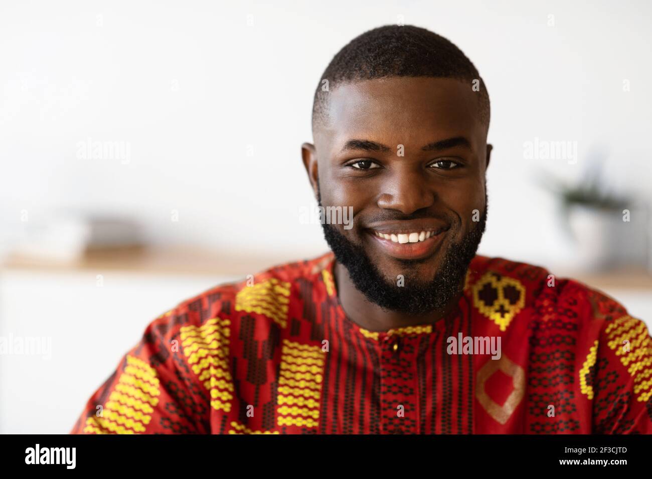 Nahaufnahme Porträt von schönen positiven schwarzen Mann in traditionellen afrikanischen Kostüm Stockfoto