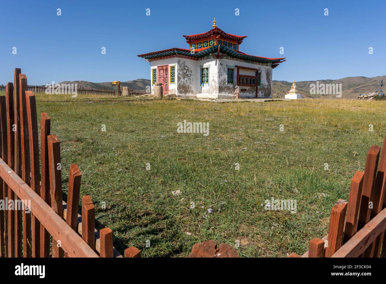 Buddhistischer Lubang Gyalpo Tempel mit rotem Zaun im Sommer auf der Steppe in Karakorum in der Mongolei. Stockfoto