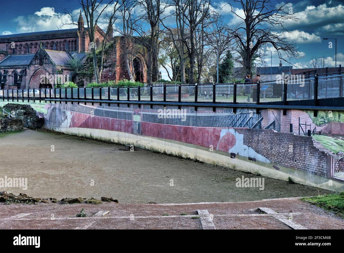 Blick auf das größte römische Amphitheater in Großbritannien. Mit der St. John's Church im Hintergrund. Stockfoto