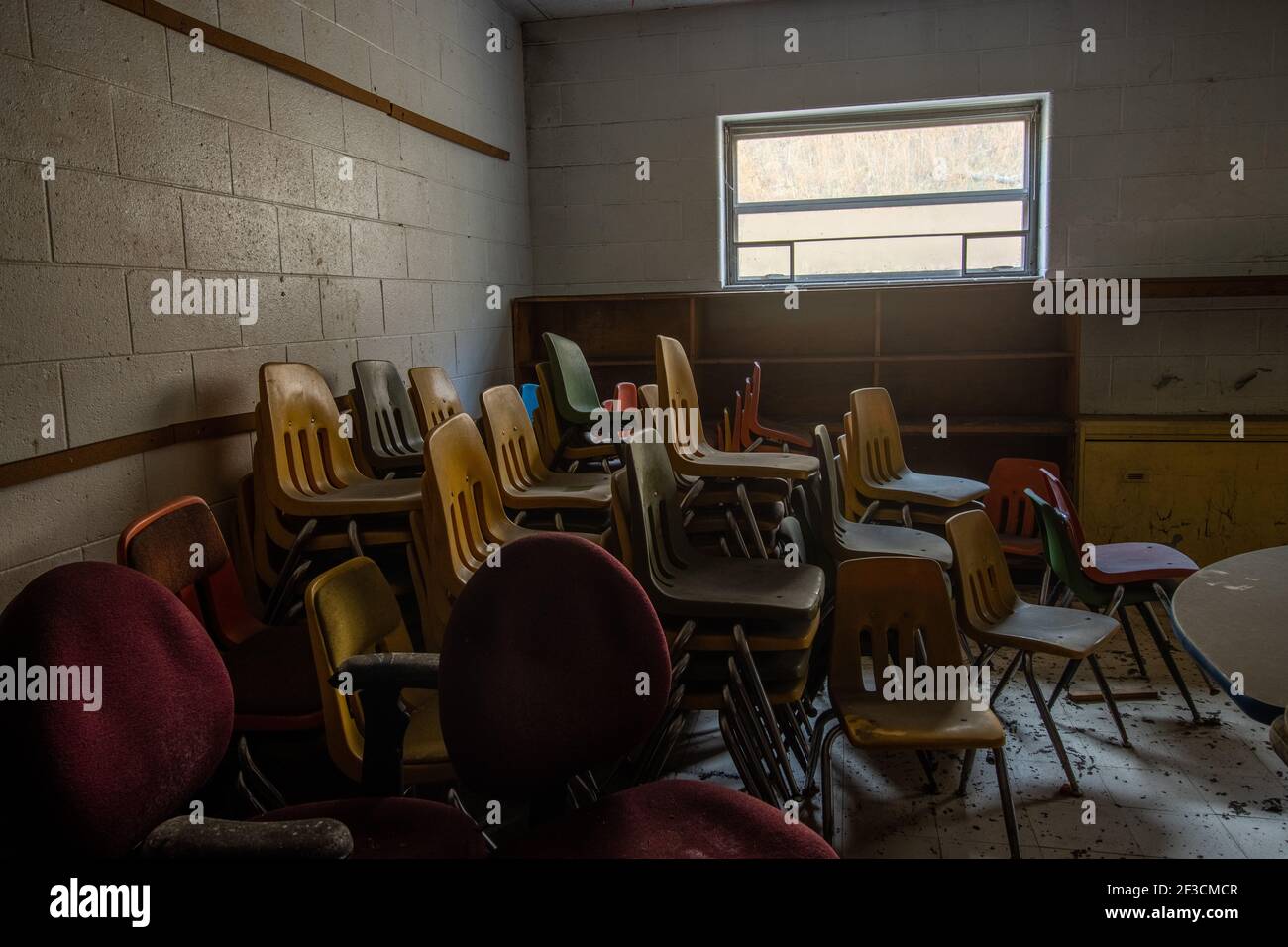 Alte Stühle stehen in der Ecke eines verlassenen Klassenzimmers in Appalachian Kentucky. Stockfoto