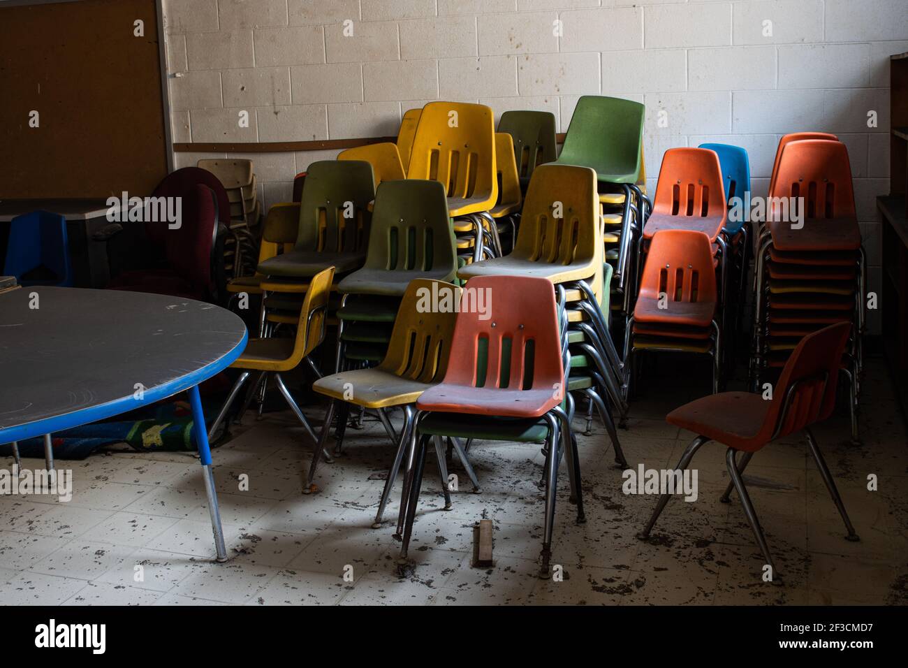 Alte Stühle stehen in der Ecke eines verlassenen Klassenzimmers in Appalachian Kentucky. Stockfoto