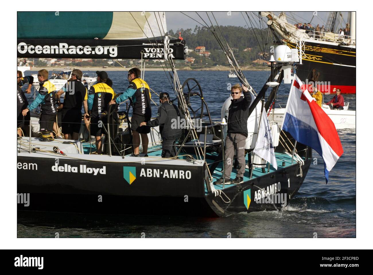 Gordon Ramsay kam als Lebensmittelberater für das niederländische Team zum Team von ABN AMRO beim Volvo Ocean Race. Er wird versuchen, den Geschmack und den nutricianal Inhalt der getrockneten Lebensmittel an Bord zu verbessern. Gordon konnte das Teamrennen beim ersten in-Port-Rennen des Weltrennens in Sanxenxo an der spanischen Nordküste beobachten.Bild David Sandison 4+5/11/2005 Stockfoto