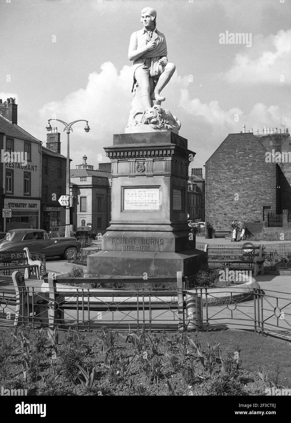 1961, historisch, eine Statue zu Ehren des schottischen Schriftstellers und Nationaldichters Robert Burns, auf dem Platz der Marktstadt Dumries, Schottland, wo er von 1791 bis 1796 lebte. Entworfen von Amelia Robertson Hill, wurde die Statue 1882 in Carrara, Italien, gemeißelt. Stockfoto