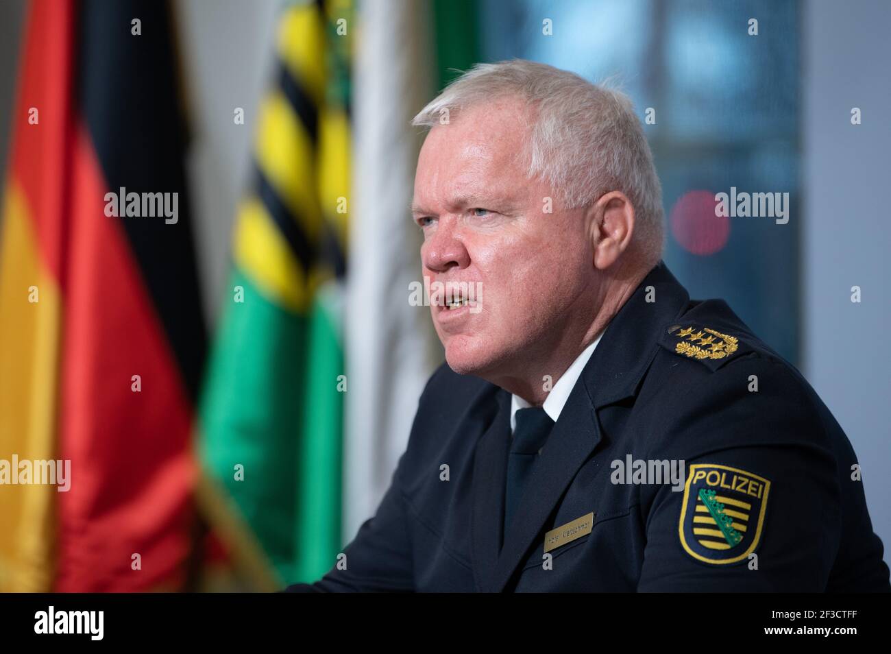 Dresden, Deutschland. März 2021, 16th. Horst Kretzschmar, Staatspolizeibeauftragter, nimmt an einer Pressekonferenz in der Sächsischen Staatskanzlei Teil. Anlass ist der Polizeieinsatz bei einer Demonstration am 13. März 2021 in Dresden. Am Samstag hatten sich Hunderte Kritiker der Corona-Maßnahmen in der Stadt versammelt, trotz des Verbots einer "Querdenkdemonstration", das auch von den Gerichten bestätigt worden war. Quelle: Sebastian Kahnert/dpa-Zentralbild/dpa/Alamy Live News Stockfoto