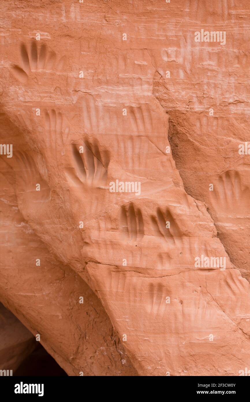 Handdrucke oder Felszeichnungen, die von Paläoindianern (Indianern) in den Fels getragen wurden. Kodachrome Basin State Park, Utah, USA Stockfoto