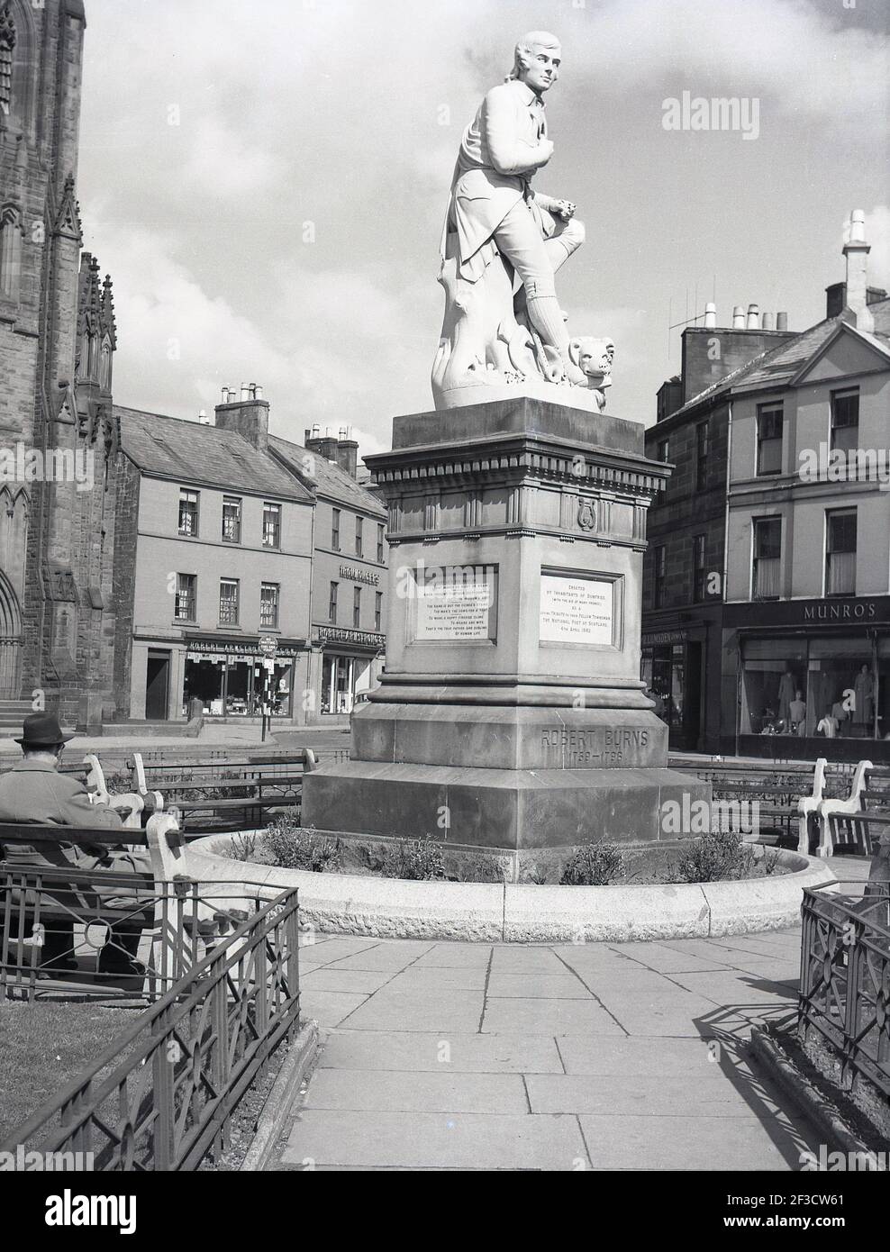 1961, historisch, eine Statue zu Ehren des schottischen Schriftstellers und Nationaldichters Robert Burns, auf dem Platz der Marktstadt Dumries, Schottland, wo er von 1791 bis 1796 lebte. Entworfen von Amelia Robertson Hill, wurde die Statue 1882 in Carrara, Italien, geformt und ihre Lage in Dumfies bedeutet, dass sie von der Grayfairs Kirche übersehen wird. Stockfoto