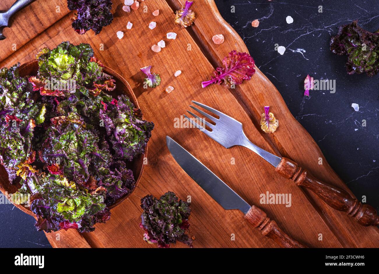 Frische, gesunde, bunte Kalettes Blume sprießen auf Holzgrund. Stockfoto