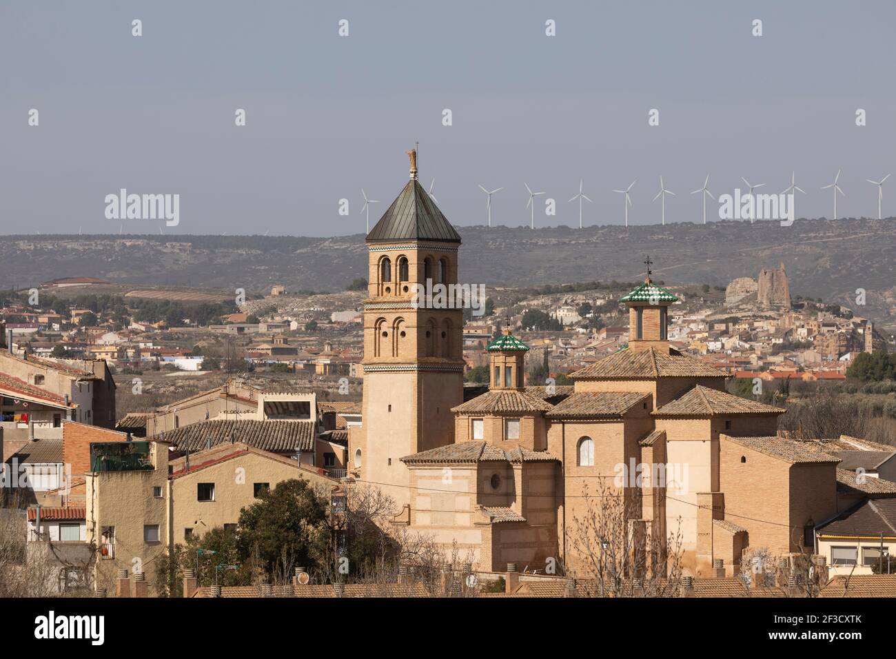 Allgemeiner Blick auf die malerische Skyline von Ainzon und die umliegende ländliche Landschaft, mit der Pfarrkirche der Muttergottes der Barmherzigkeit, in der Region Campo de Borja, Za Stockfoto
