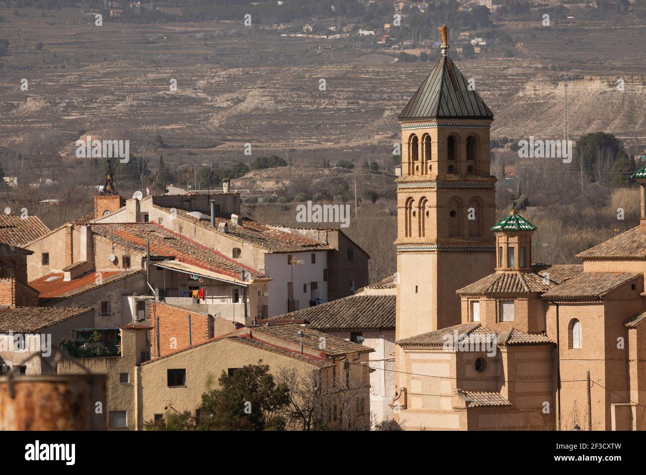 Nahaufnahme der malerischen Skyline von Ainzon und der umliegenden ländlichen Landschaft, mit der Pfarrkirche unserer Lieben Frau von Barmherzigkeit, in der Region Campo de Borja Stockfoto