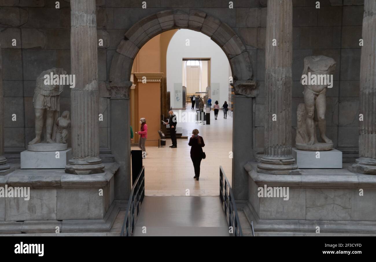 Berlin, Deutschland. März 2021, 16th. Besucher spazieren am Markttor von Milet am Pergamonmuseum in Berlin vorbei. Nach der Korona-induzierten Sperre haben einige Museen heute wieder für Besucher geöffnet. Quelle: Paul Zinken/dpa-Zentralbild/dpa/Alamy Live News Stockfoto